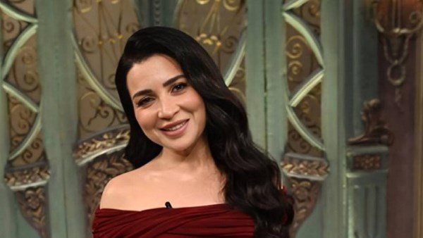 بالمايوه.. مي عز الدين تستعرض جمالها