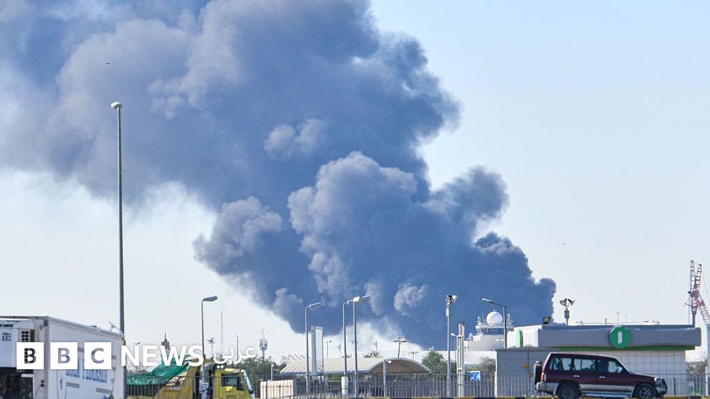 إيران والولايات المتحدة: استهداف مواقع حيوية بالكويت رداً على الهجوم الأمريكي إيران والولايات المتحدة: استهداف مواقع حيوية بالكويت رداً على الهجوم الأمريكي