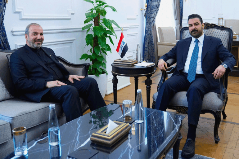 رئيس الوزراء علي فالح الزيدي مع السفير الايراني في العراق محمد كاظم ال صادق في 20 يوليو تموز بعد عودته من واشنطن (المكتب الاعلامي لرئيس الوزراء العراقي)