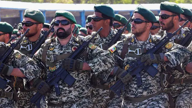 جنود من وحدة "أصحاب القبعات الخضراء" أثناء عرض عسكري في طهران (صورة أرشيفية)