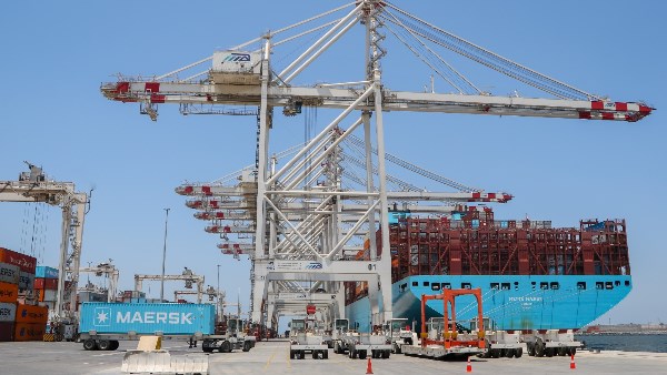 طولها 399 مترًا.. ميناء دمياط يستقبل سفينة الحاويات العملاقة METTE MAERSK.. شاهد