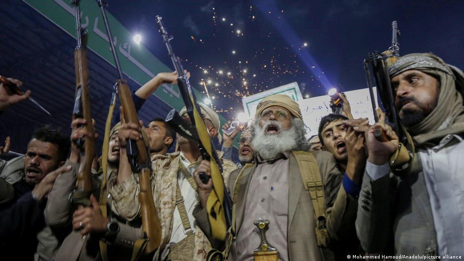 الحوثيون يشنون هجوماً على السعودية وتجدد القصف على إيران الحوثيون يشنون هجوماً على السعودية وتجدد القصف على إيران