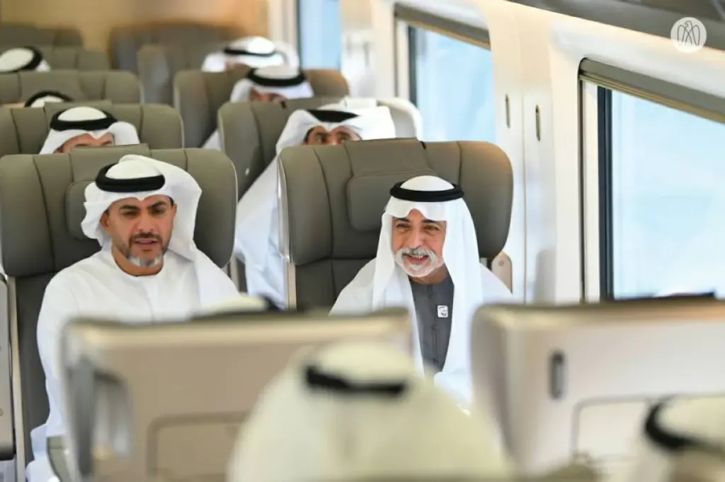 نهيان بن مبارك يستقل قطار الركاب في رحلة من أبوظبي إلى الفجيرة نهيان بن مبارك يستقل قطار الركاب في رحلة من أبوظبي إلى الفجيرة