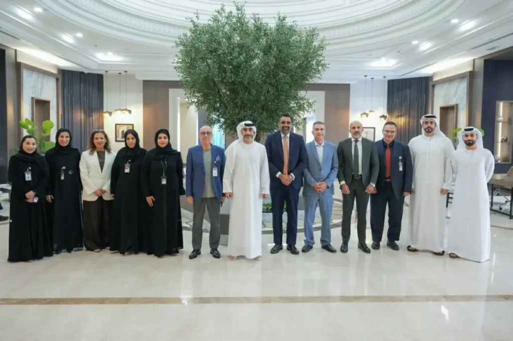 «المالية المركزية بالشارقة» و«المشرق» يحتفيان بالشراكة الاستراتيجية في تطوير الحلول الرقمية «المالية المركزية بالشارقة» و«المشرق» يحتفيان بالشراكة الاستراتيجية في تطوير الحلول الرقمية