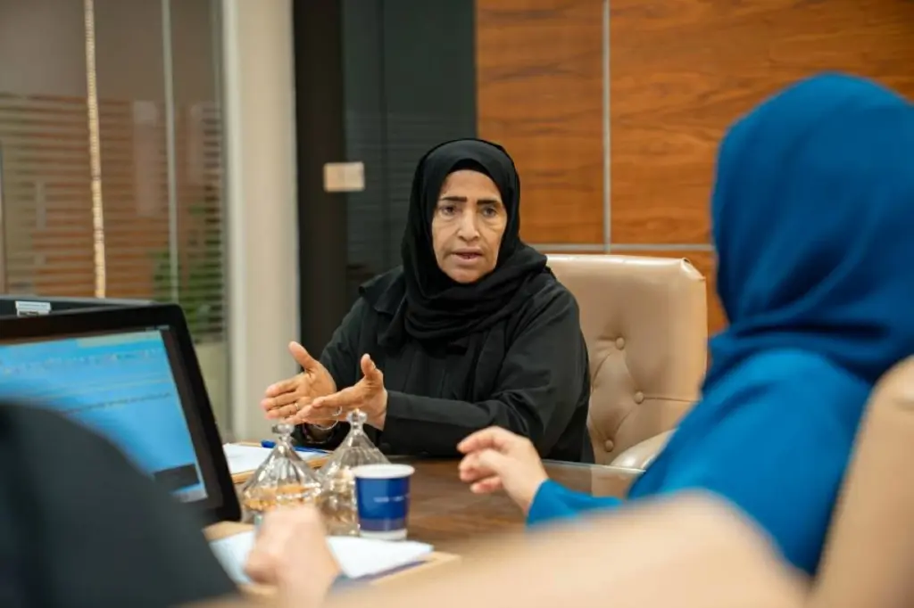 «سيدات أعمال عجمان» يبحث برنامج «تكامل» وتمكين المرأة