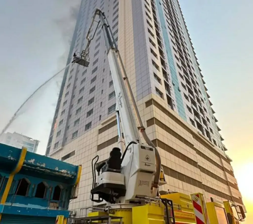 عجمان.. السيطرة على حريق عرضي في برج سكني بالكورنيش عجمان.. السيطرة على حريق عرضي في برج سكني بالكورنيش
