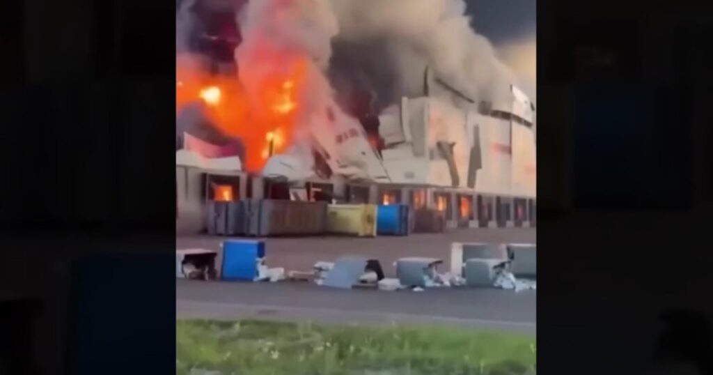 الهجوم الأوكراني الأكبر… وفيديو لاستهداف مستودع الهجوم الأوكراني الأكبر... وفيديو لاستهداف مستودع