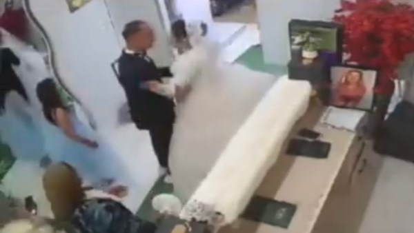 مسكوا في بعض عند الكوافير.. فيديو متداول يوثق مشاجرة بين عروسين قبل الزفاف