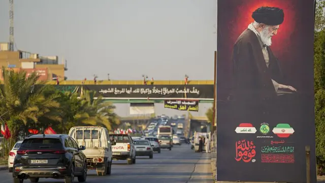 صورة كبيرة لعلي خامنئي على جانب طريق سريع في النجف