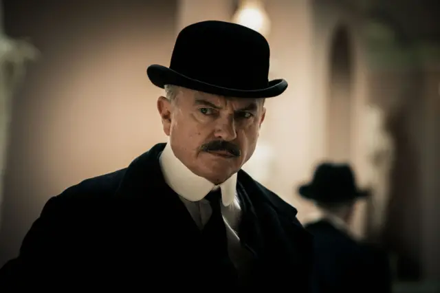 نيل في دور الرائد تشستر كامبل، في مسلسل "بيكي بلايندرز" الذي أنتجته بي بي سي.