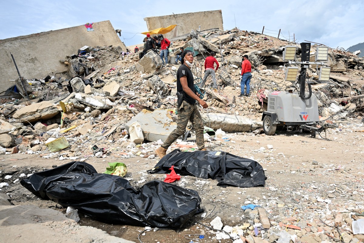 أكياس جثث خلال عمليات الإنقاذ وسط أنقاض المباني المنهارة في كاراباليدا، ولاية لا غوايرا، فنزويلا، في 3 يوليو 2026 (أ ف ب)