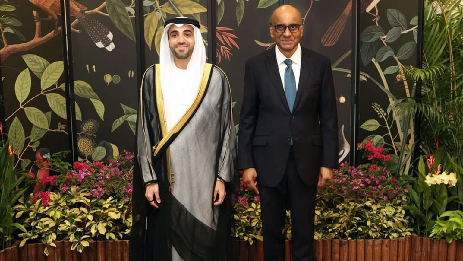 سفير الإمارات يقدم أوراق اعتماده إلى رئيس سنغافورة سفير الإمارات يقدم أوراق اعتماده إلى رئيس سنغافورة