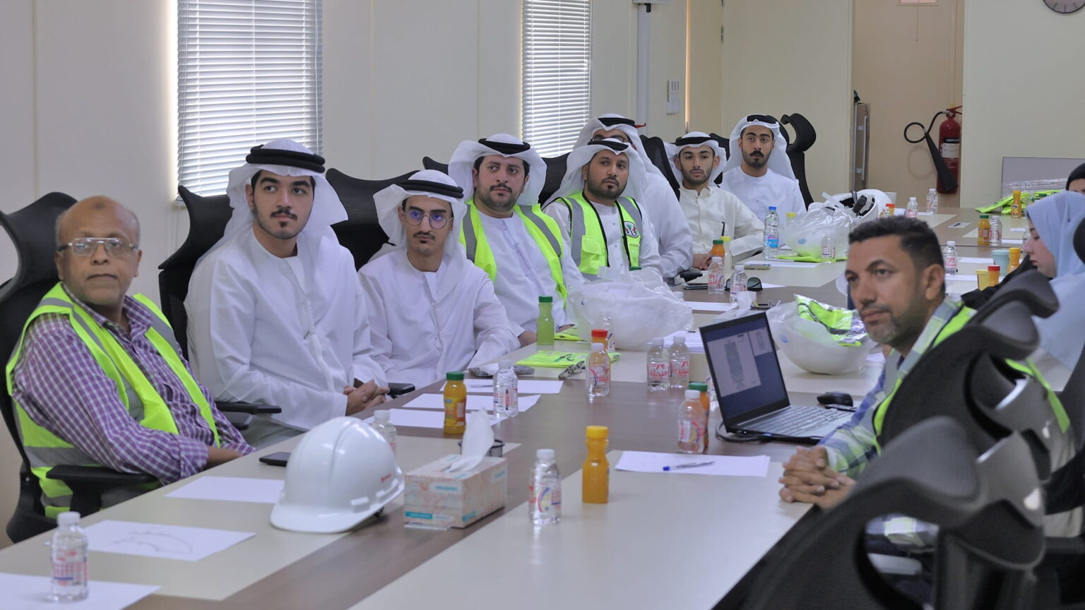 أشغال الشارقة تنظم ورشة تدريبية عملية للطلبة في مشاريع جامعة الذيد أشغال الشارقة تنظم ورشة تدريبية عملية للطلبة في مشاريع جامعة الذيد
