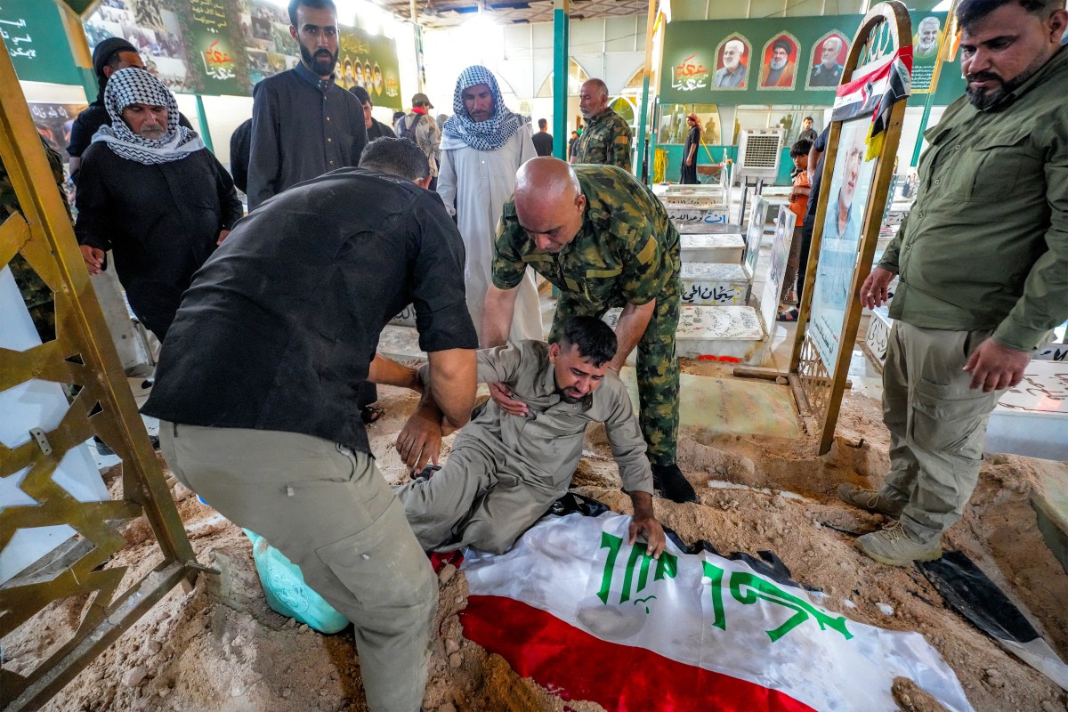 في تشييع أحد قتلى الحشد الشعبي في ديالى بوسط العراق جراء غارات أميركية سعودية على قوات (أ ف ب)