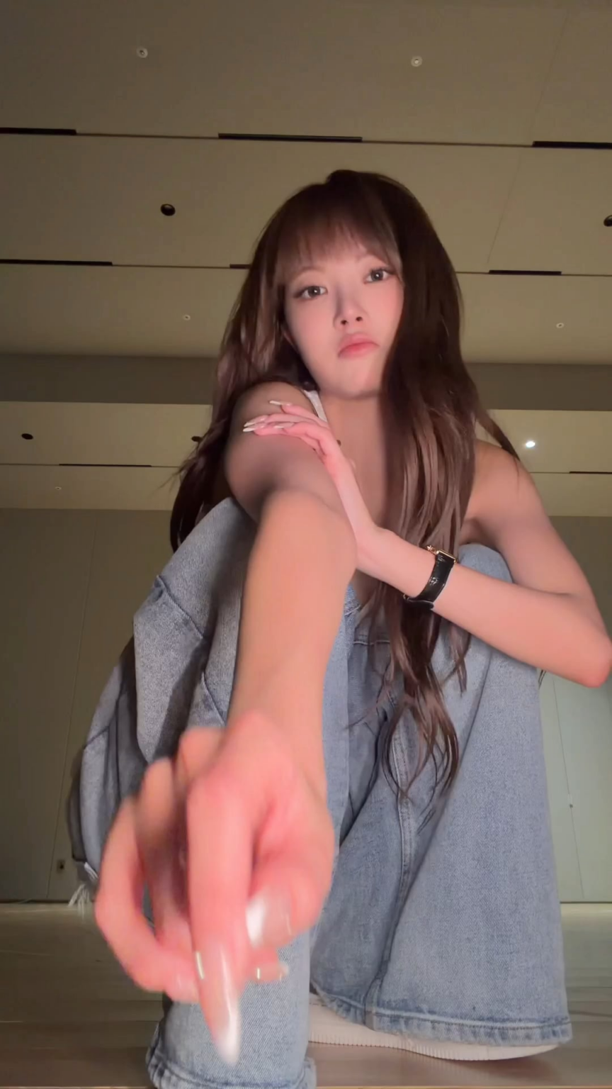 260716 تحديث LE SSERAFIM على TikTok مع Hong Eunchae (2) - fєєℓѕ ℓιкє ιяσиу (تحدي السخرية)
