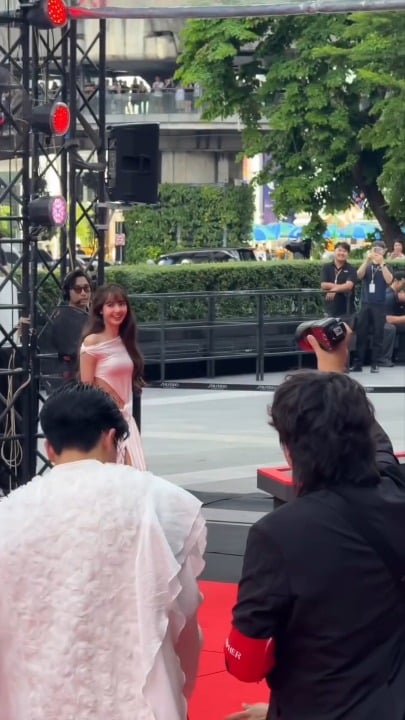 260703 ليزا تصل إلى استوديو SHISEIDO ULTIMUNE: خلف الكواليس ليزا في CentralWorld في بانكوك