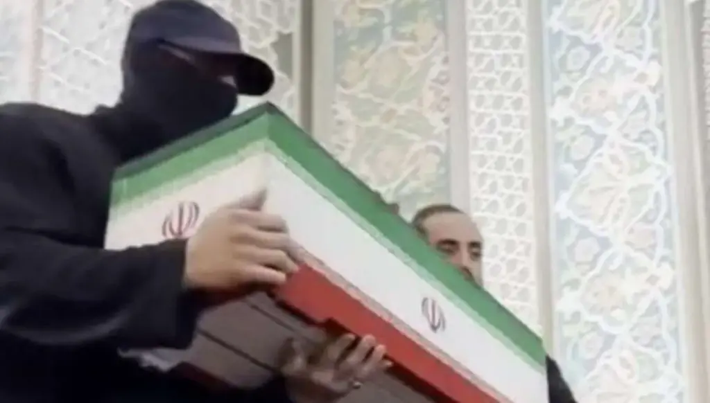 تقرير يكشف هويته وسبب إخفاء وجهه... من هو الرجل المقنّع في جنازة خامنئي؟