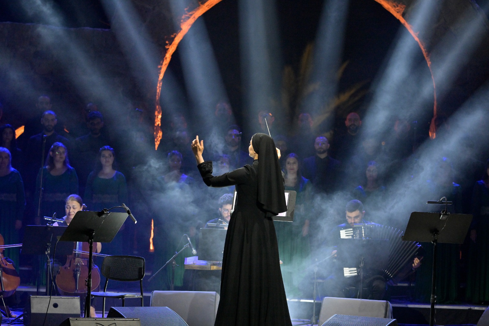 الأخت مارانا سعد تقود الأمسية. (نبيل إسماعيل)