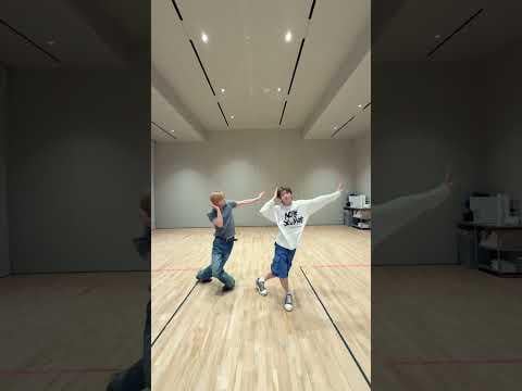 TXT (TOMORROW X TOGETHER) يونجون وتيهيون - تحدي رقص "آيس كريم" (260718)
