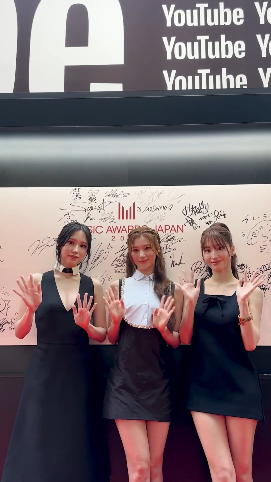 260709 تحديث يوتيوب اليابان - #MISAMO جاء أيضًا إلى جناح اليوتيوب الخاص ✨ يرجى إلقاء نظرة على مظهرهم الأنيق الذي يسلط الضوء على كل سحر لديهم 🩷 @twicejapan_official #MAJ_YouTube #MAJ2026