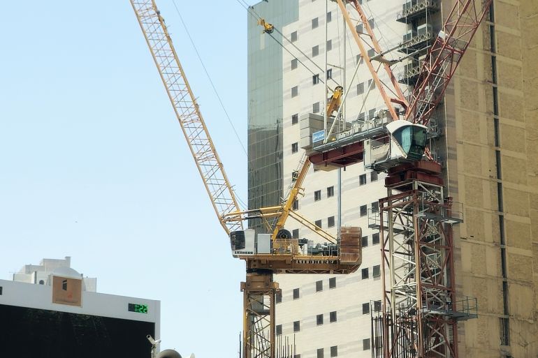 Mecca, Saudi Arabia, June 4 2024: A new building under construction, with crane towers in Makkah city near Al Haram and the Kaaba, new developmental projects in the Saudi Arabia kingdom المصدر: أدوبي ستوك