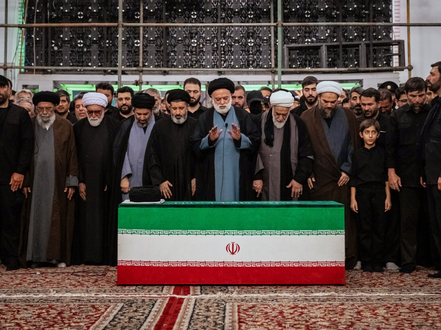 بعد أسبوع من التشييع.. جثمان خامنئي يوارى الثرى في مدينة مشهد | أخبار بعد أسبوع من التشييع.. جثمان خامنئي يوارى الثرى في مدينة مشهد | أخبار