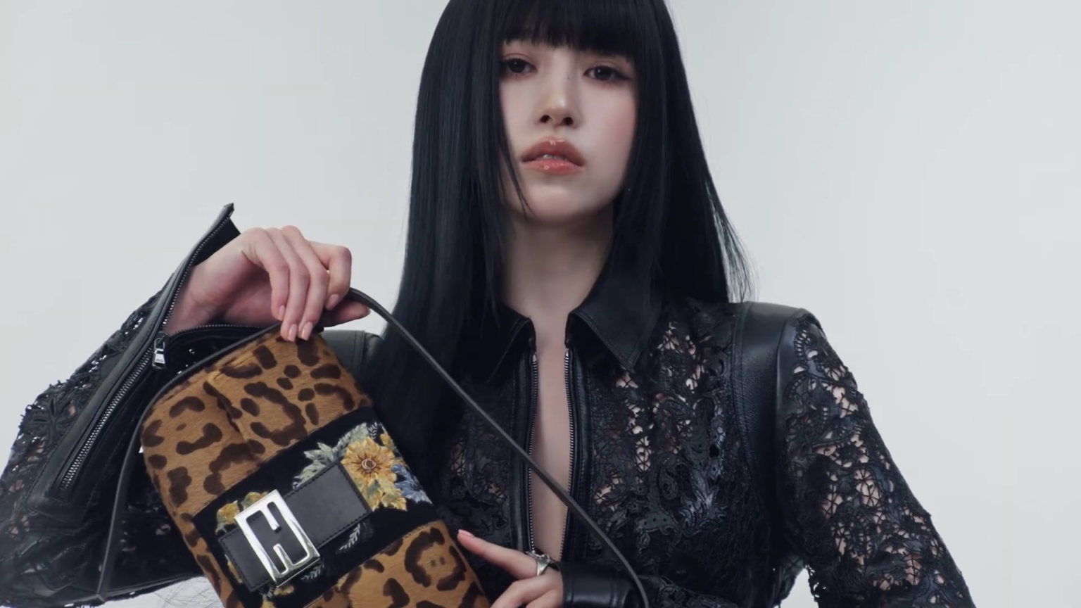 260708 تحديث Fendi على اليوتيوب - سفير FENDI MINA يحتفل بحقيبة Baguette®️ 26424 الجديدة من تصميم Maria Grazia Chiuri