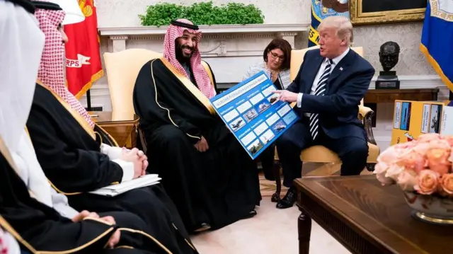 ترامب في البيت الأبيض ويعرض صور أسلحة على محمد بن سلمان في مؤتمر جمعهما في المكتب البيضاوي