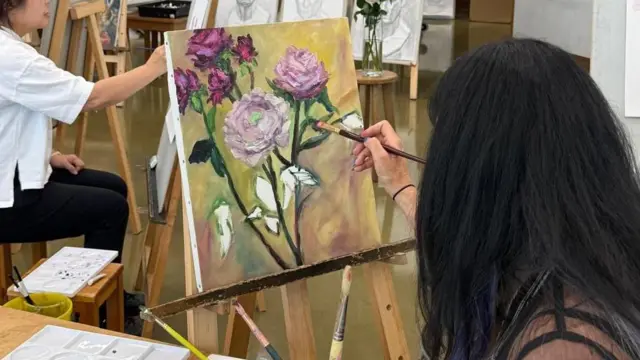 امرأة ترسم