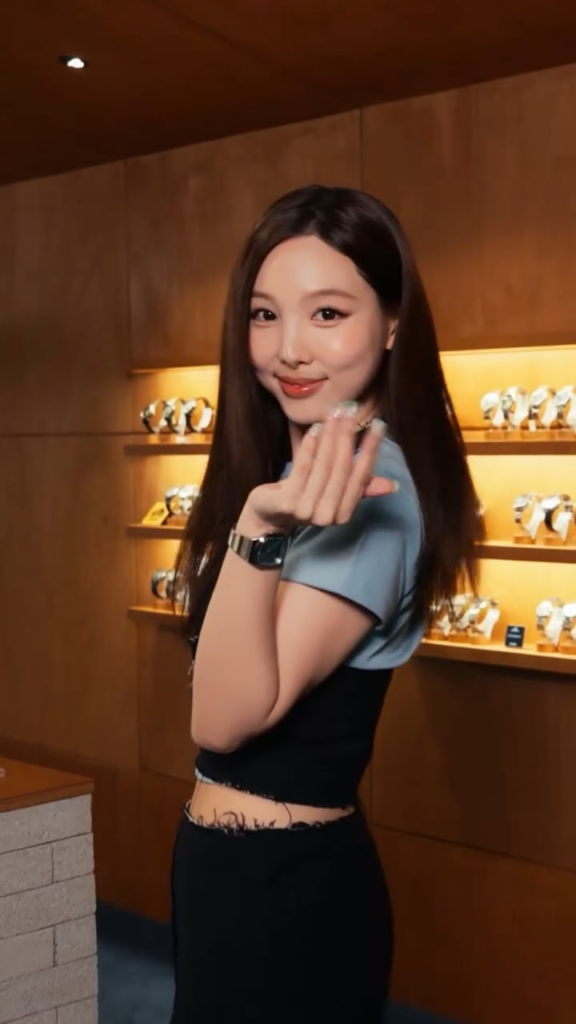 260709 casiowatches_kr تحديث Instagram - الذكرى السنوية الأولى لمتجر CASIO DOSAN | قضت نايون مرتين لحظة خاصة معًا من خلال استكشاف الأعمال الفنية ومنطقة الصور المقدمة حديثًا تكريمًا للذكرى السنوية الأولى لمتجر CASIO STORE DOSAN