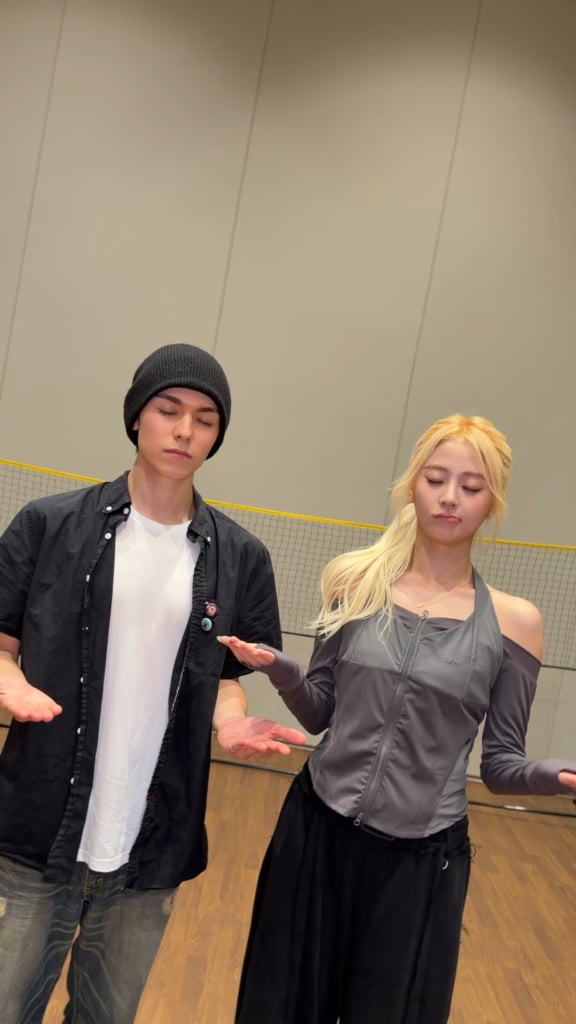 260701 تحديث SEVENTEEN على TikTok مع Huh Yunjin وKazuha - أغنية غنائية مع V8 Vernon وTHE 8 (تحدي الأغنية)
