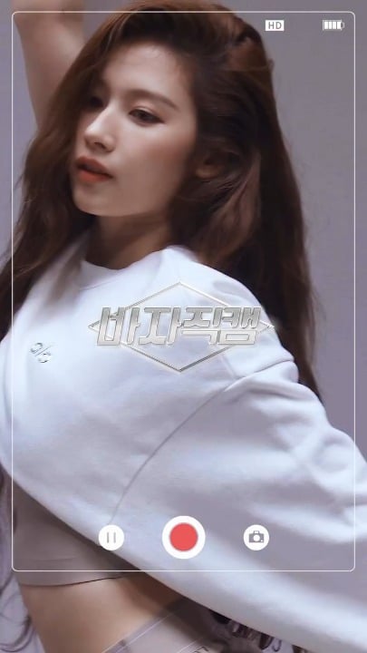 260710 تحديث انستغرام Harper's Bazaar Korea -‼️تحذير‼️ تعاون سانا وألو ساخن جدًا، ستشعر بارتفاع درجة الحرارة إذا اقتربت كثيرًا. لقد التقطنا صورًا للنجمة المميزة في 🥵 Summer Edition، سناء، من مسافة أقرب. في جلسة التصوير هذه مع ألو، عرضتها سانا بالكامل