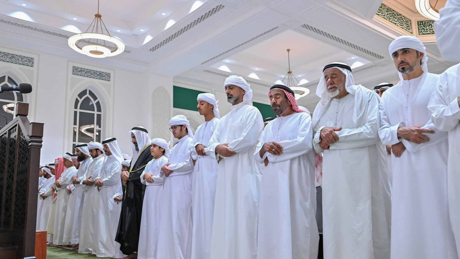 عمار بن حميد يؤدي صلاة الجنازة على جثمان سلطان سالم الكتبي