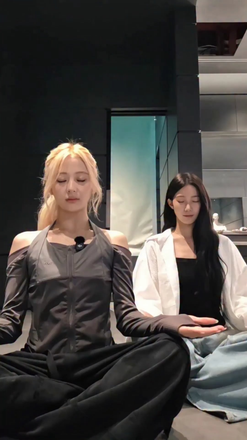 260718 تحديث LE SSERAFIM على TikTok مع Huh Yunjin & Kazuha - BOOMPALA (الإصدار قبل وبعد)