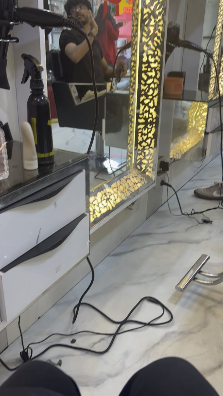 تم سماع هذا في استوديو / صالون تصفيف الشعر في الهند (بيون) وهو مندهش للغاية هههههه ويبدو أن قائمة التشغيل بأكملها مرتين