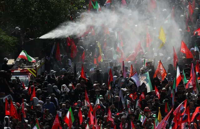 مياه تُرَش على حشود المشيعين خلال جنازة المرشد الأعلى الإيراني الراحل آية الله علي خامنئي، في طهران، إيران، 6 يوليو/تموز 2026.
