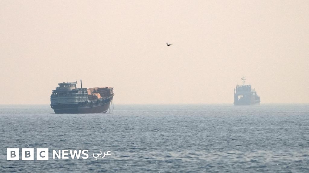 عباس عراقجي في عُمان لبحث مسألة مضيق هرمز، وخامنئي يتوعد بالثأر لمقتل والده