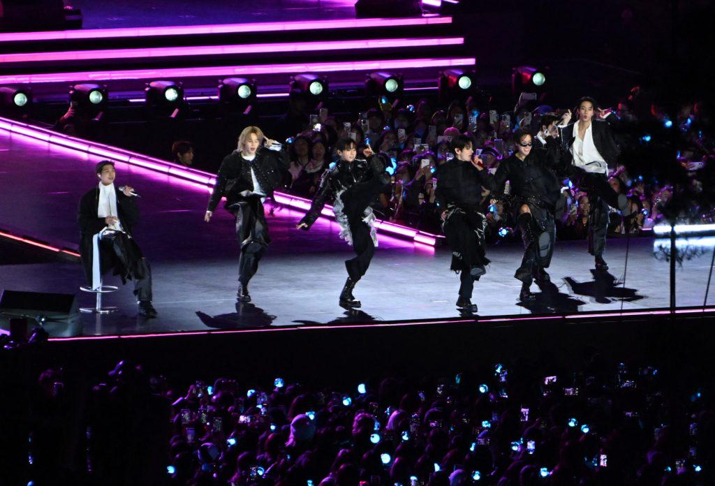 BTS Hit 'Swim' تواجه دعوى قضائية ضد حقوق الطبع والنشر تدعي أنها سُرقت من العرض التوضيحي: "واضح ولا مفر منه"
