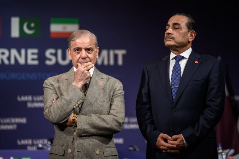 رئيس الوزراء الباكستاني شهباز شريف (يسار) وقائد الجيش عصام منير قُبيل اجتماع رباعي ضم الولايات المتحدة وإيران وباكستان وقطر في سويسرا يوم 21 يونيو/حزيران 2026