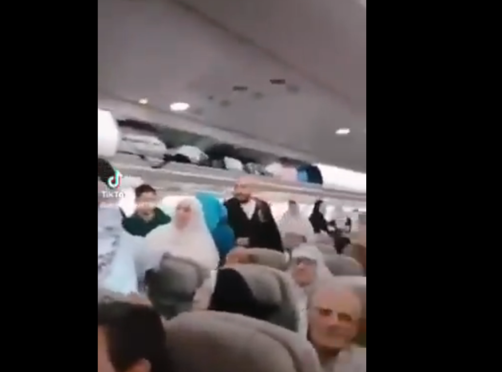 مصر تكشف حقيقة فيديو "5 ركاب زيادة" في الطائرة.. قدموا من مطار عربي قريب وهذه التفاصيل