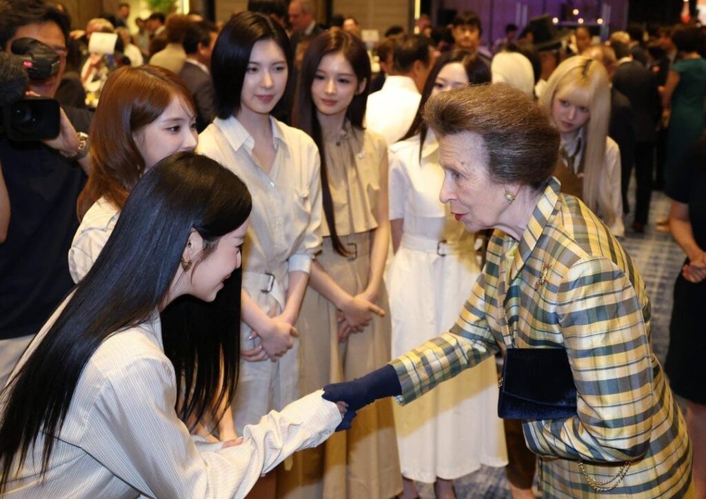 NMIXX تلتقي بالأميرة آن كسفراء رسميين لحملة تمكين الفتيات بالسفارة البريطانية
