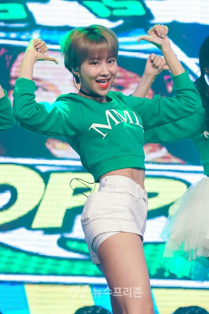 هيبين من MOMOLAND تكشف الحقيقة القاسية بشأن أرباح فرقة K-Pop Idol