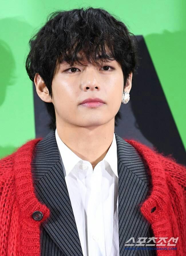 ڤي من BTS يناشد المعجبين التوقف عن الانتظار خارج الفنادق أثناء الجولة