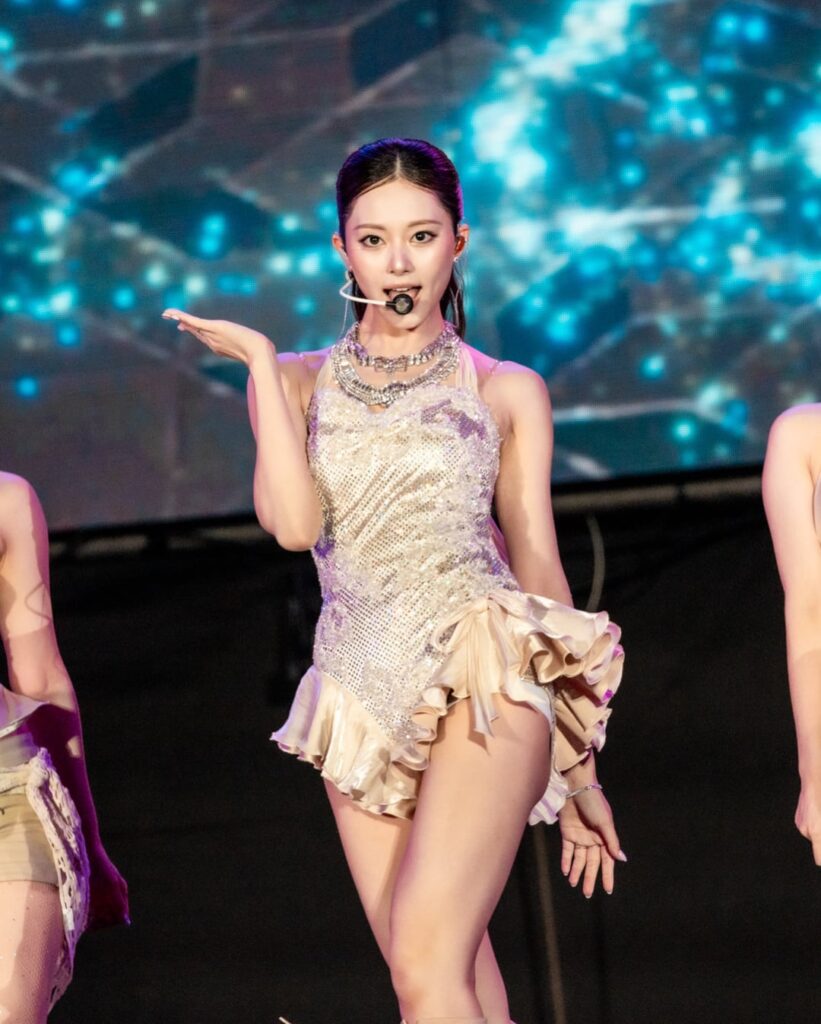 260703 تحديث Elle تايوان على الانستقرام - تزويو من TWICE تصدرت حفل افتتاح مهرجان Kaohsiung Beer Music Festival الليلة، حيث قدمت أداءً في مسقط رأسها! مبهرة بملابس ذهبية مطرزة تحت الأضواء، افتتحت العرض بأغنية "Run Away"، حيث قدمت أداءً عالي الطاقة مع راقصيها.