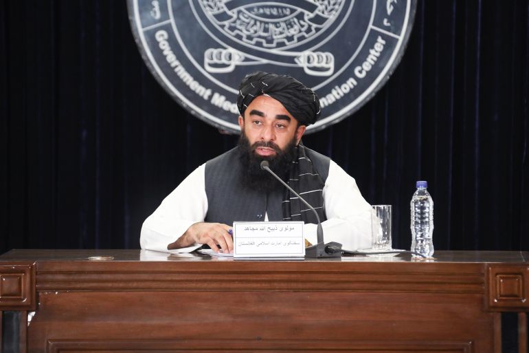 مولوي ذبيح الله مجاهد خلال المؤتمر الصحفي لإطلاق الخطة الخماسية للتنمية الوطنية في كابل، أغسطس 2025مصدر الإعلام الحكومي. (2)