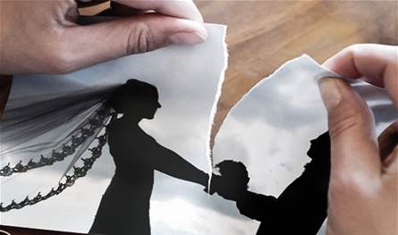بعد عودتهما.. زوج إعلامية شهيرة يفاجئها بـفيراري حمراء تتجاوز قيمتها 420 ألف دولار (صور) بعد عودتهما.. زوج إعلامية شهيرة يفاجئها بـفيراري حمراء تتجاوز قيمتها 420 ألف دولار (صور)