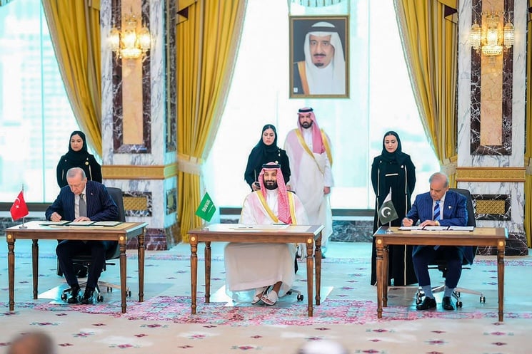 اتفاق مكة للدفاع: منعطف استراتيجي يقلق الغرب اتفاق مكة للدفاع: منعطف استراتيجي يقلق الغرب