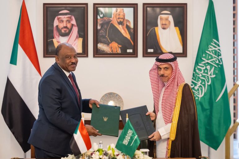توقيع اتفاقية التعاون الإستراتيجي بين الرياض والخرطوم ينظر إليه كمسار جديد في علاقة البلدين