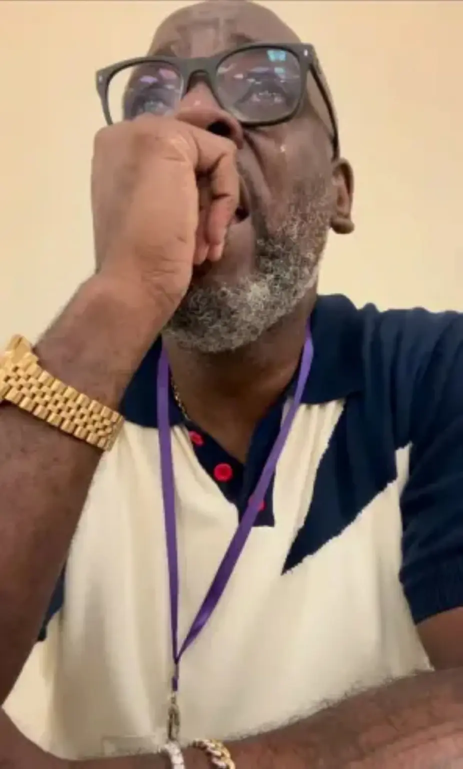 معلم أمريكي ينهار باكياً: طلاب ثانوية يعجزون عن كتابة جملة معلم أمريكي ينهار باكياً: طلاب ثانوية يعجزون عن كتابة جملة