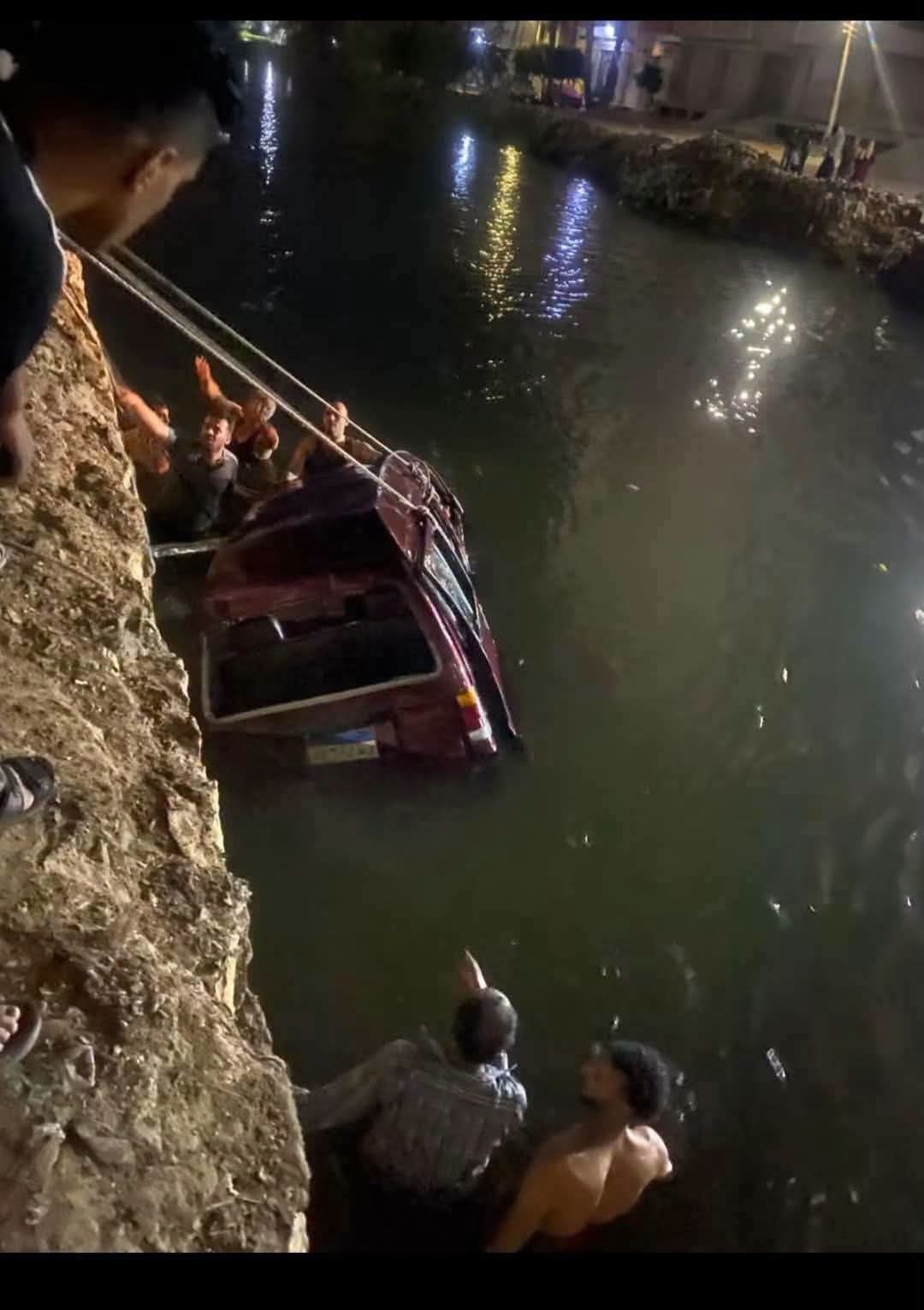 جدعنة الشراقوة تنقذ 8 أشخاص من الموت غرقا بعد سقوط سيارة في بحر مويس بفاقوس (2)